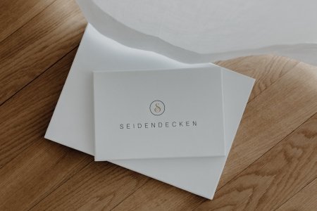 Unsere Seidenbettwäsche, ob Seidenbettspannlaken oder Seidenbettbezüge werden in einem schönen weißen Karton verschickt.